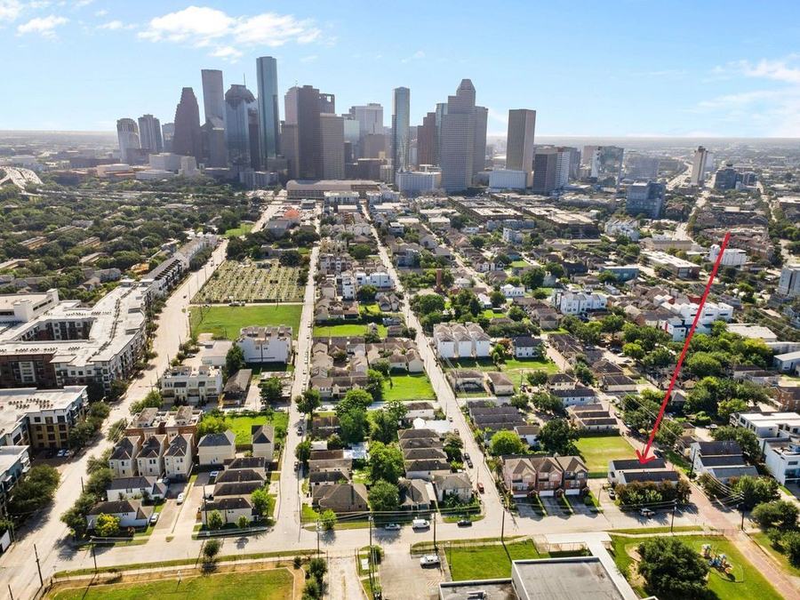 Aerial view of 1620 Andrews St and the surrounding neighborhood
